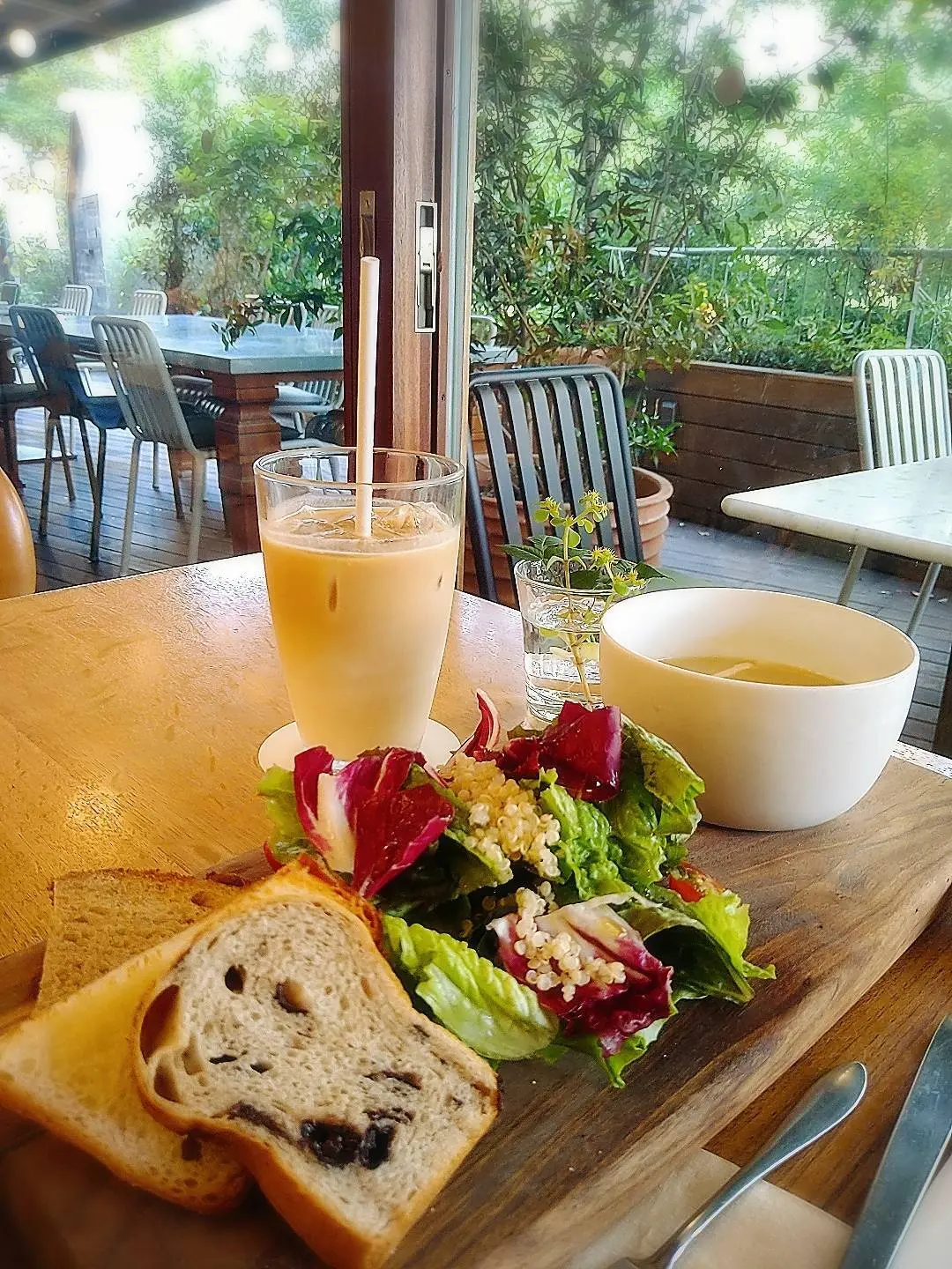 渋谷のホワイトグラスコーヒー、モーニングプレート、40代ファッション