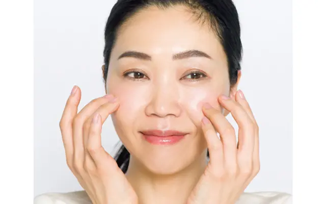 顔全体をタッピングしてめぐりをアップ