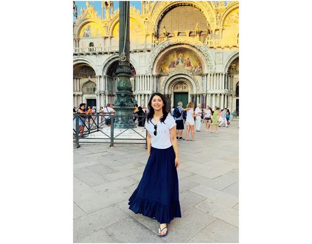 旅行中の服は動きやすさ重視。「マリハ」のスカートを主役にしたシンプルコーデ。