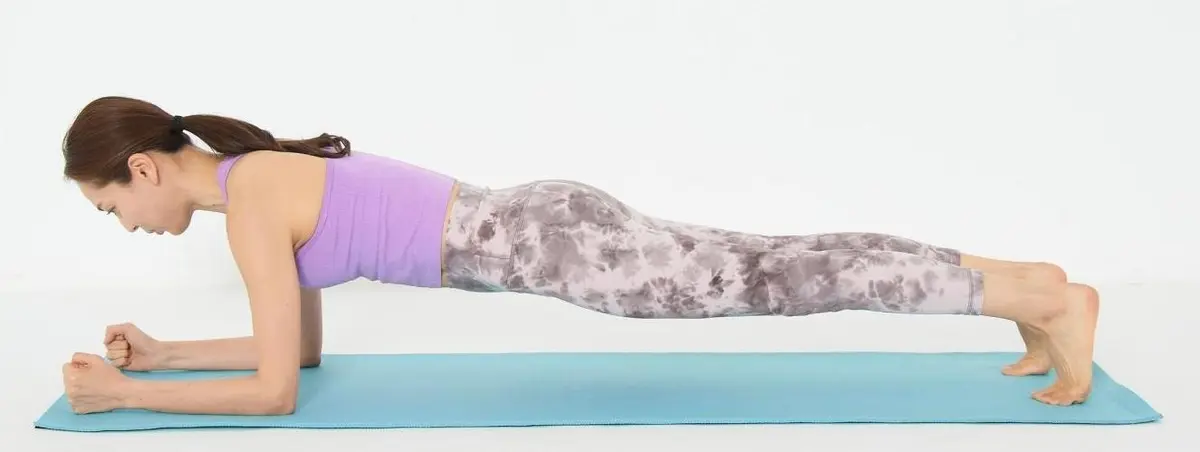 OurAge×Webエクラ　② 腕で体を支えて体を浮かせて、頭からかかとまでを一直線になるようにして30秒キープ。