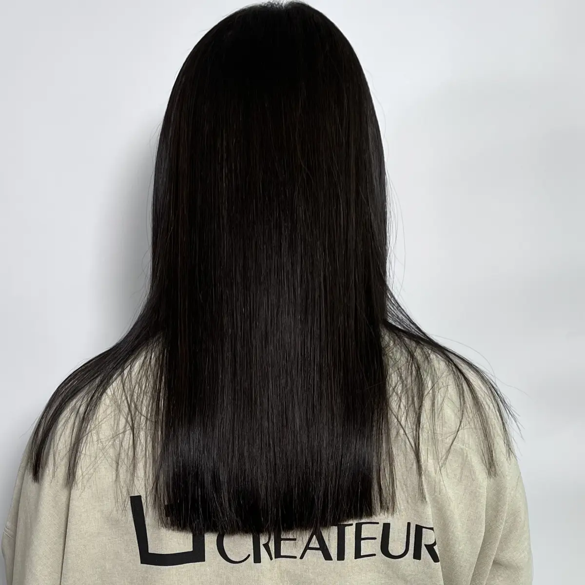 キレイ髪ストレート　後ろ姿