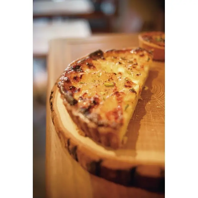 フルーツを使ったタルトなど、パティシエによる焼き菓子も。写真は河内晩 柑のタルト¥500（1カット）　