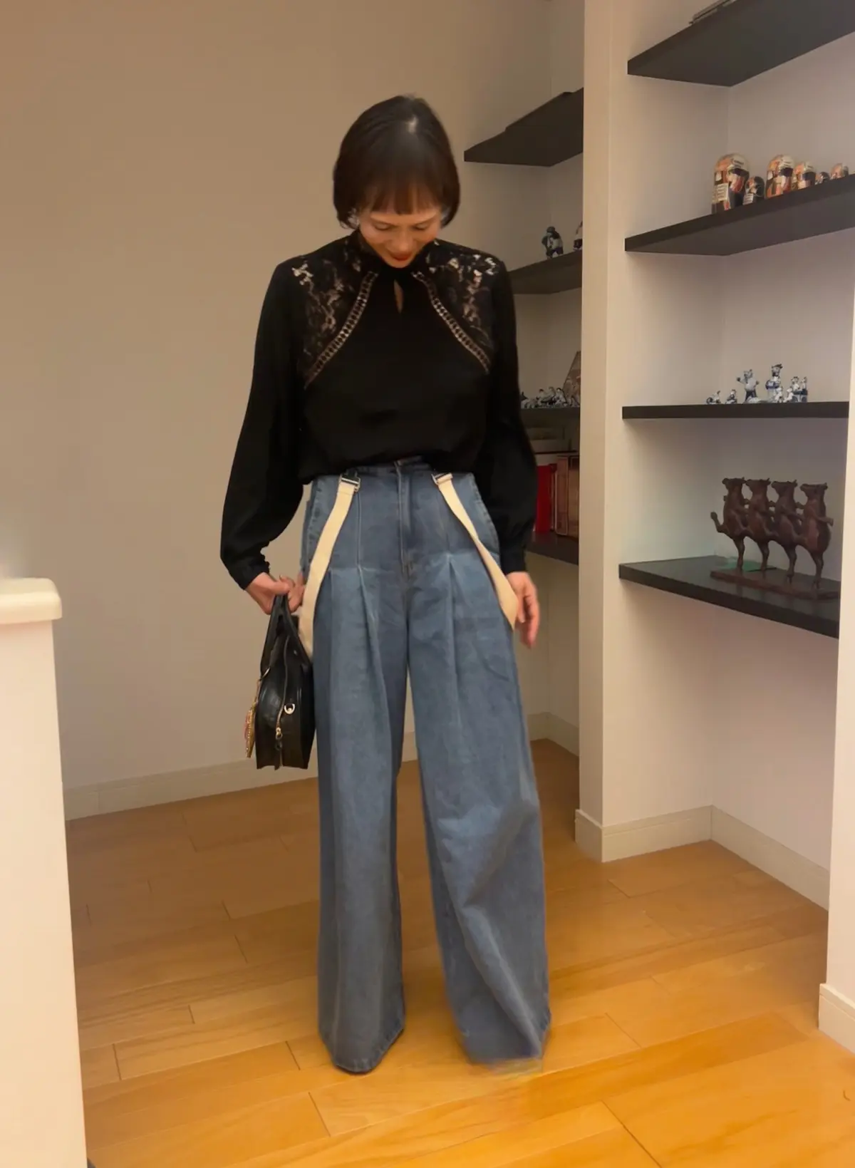 アラフィフランチコーデ　アラフィフデニムコーデ　大人カジュアル　ワイドデニム　自撮り　オン眉　ミニボブ　サスペンダー　サスペンダー付きパンツ　黒ブラウス　レースブラウス