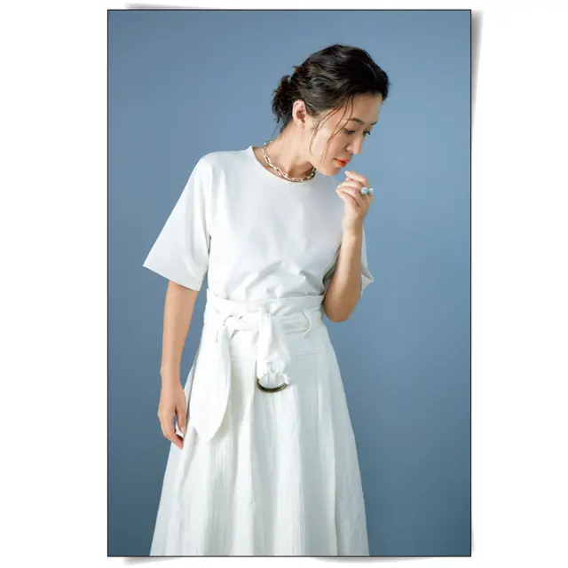 白の服でコーディネートした大草直子さん