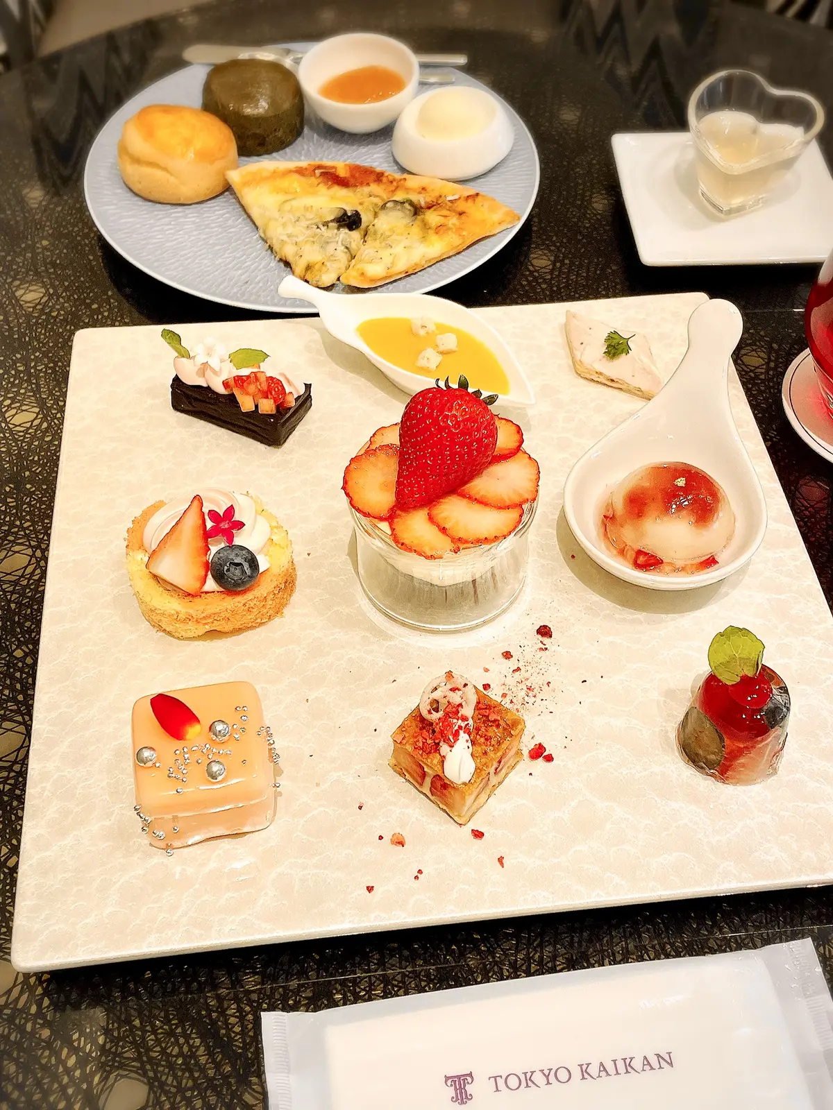 東京會舘、本舘、東京會舘本舘、フォアグラ、フォア・グラ、ポタージュ、フォアグラ入り野菜のポタージュ、ポタージュ、スープフリーフロー、苺づくしのアフタヌーンティーセット、アフタヌーンティー、苺アフタヌーンティー、ストロベリーアフタヌーンティー、