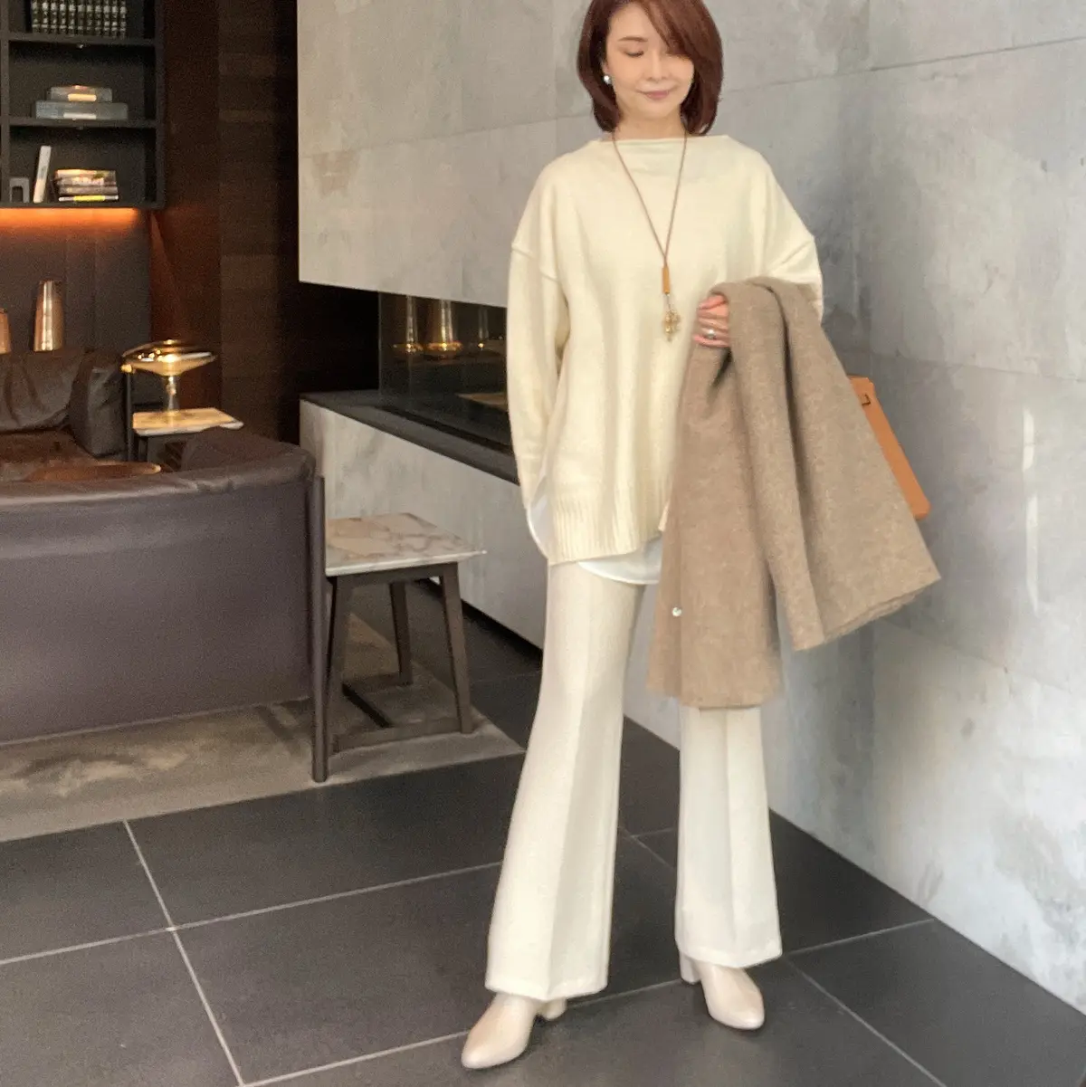 ホワイトコーデとカシミヤストールの画像_4
