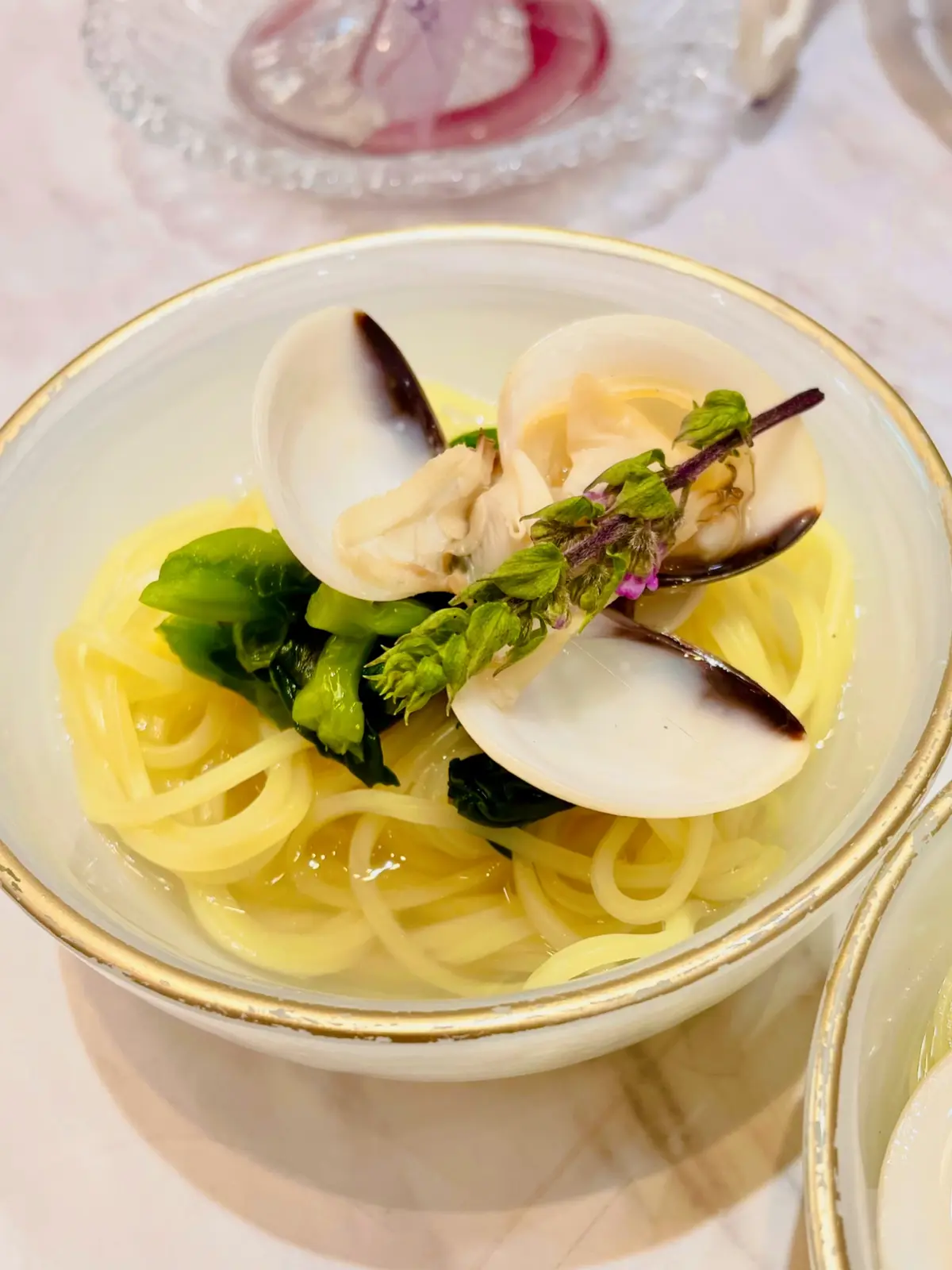 ソファ、テーブル席、Blouse、Skirt、vis、Shoes、shoel mine、スイーツ、パルフェ、パフェ、ケーキ、チョコレート、藤棚、藤、アーティフィシャルフラワー、クロワッサン、スープ、生ハム、オードブル、セイボリー、薄紫、紫色、紫、白、ブラウス、白ブラウス、フリル、フリルブラウス、シースルー、ストライプ、ロングヘア、パープル、purple、カップ、お茶、カフェ、カフェラテ、店内、HAUTE COUTURE • CAFE、HAUTE COUTURE • CAFE表参道、期間限定、Purple Afternoon Tea、オートクチュールカフェ、オートクチュールカフェ表参道、表参道、カフェ、アフタヌーンティー、HAUTE COUTURE CAFE、HAUTE COUTURE CAFE表参道、はまぐり、はまぐりのラーメン、出汁、スープ、ラーメン、菜の花、貝、