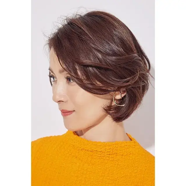 ダメージレスなゆるめパーマで、大人ショートに華とツヤを【50代髪型・ヘアスタイル】