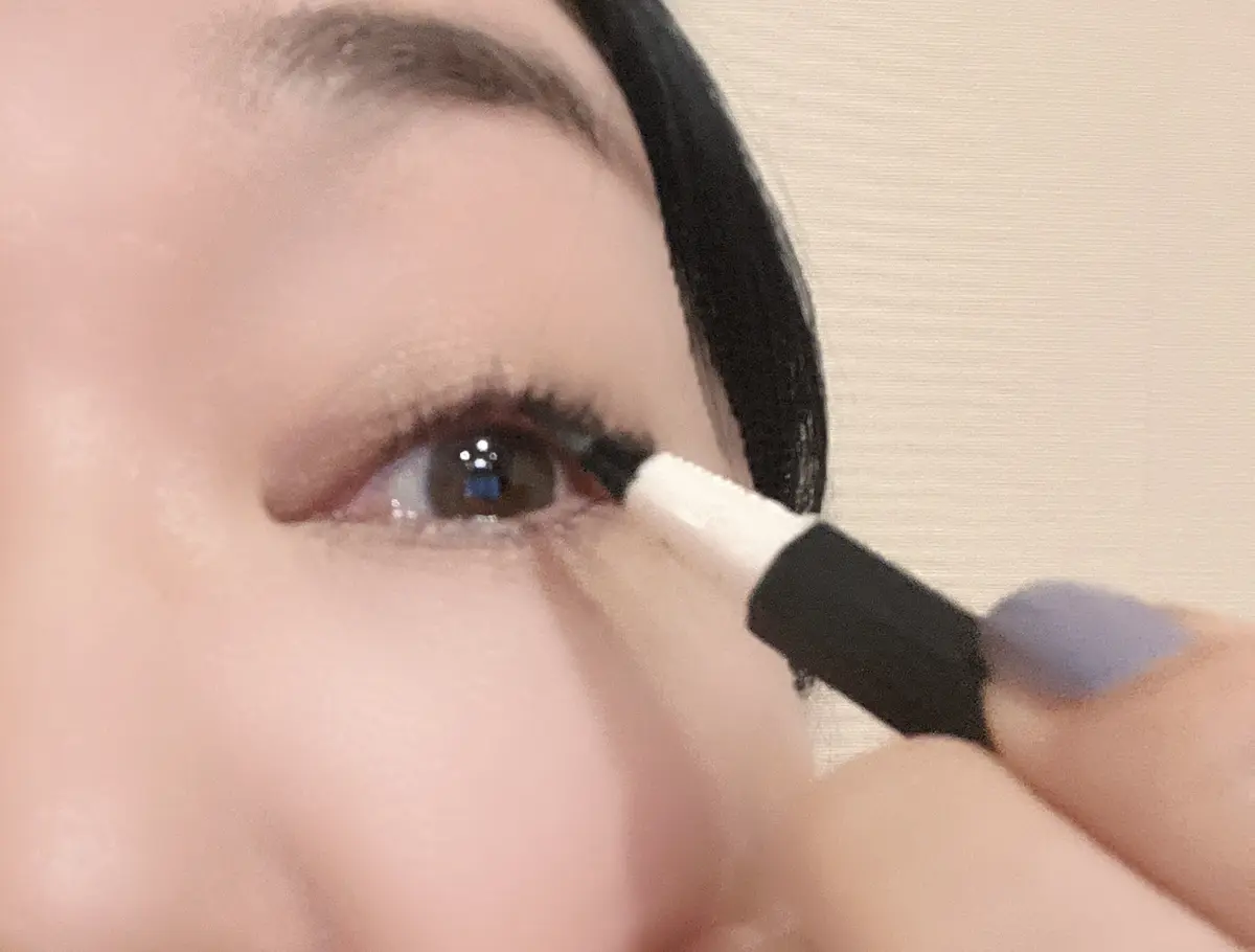 UZU EYE OPENING LINER BLACKでアイラインを描く