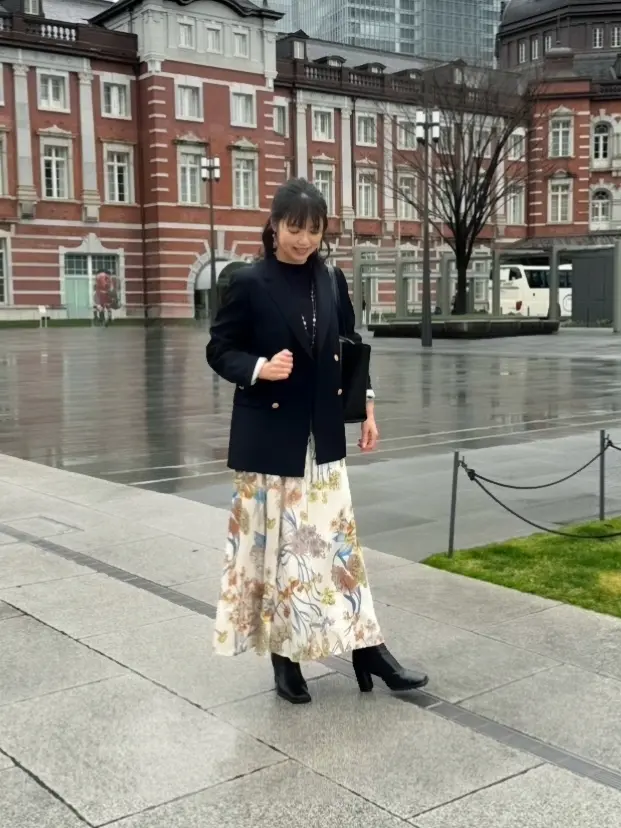 花柄プリントの春スカートで丸の内ランチへの画像_3