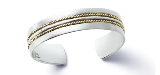 バングル￥171,600／ホワイトオフィス（ジジ）