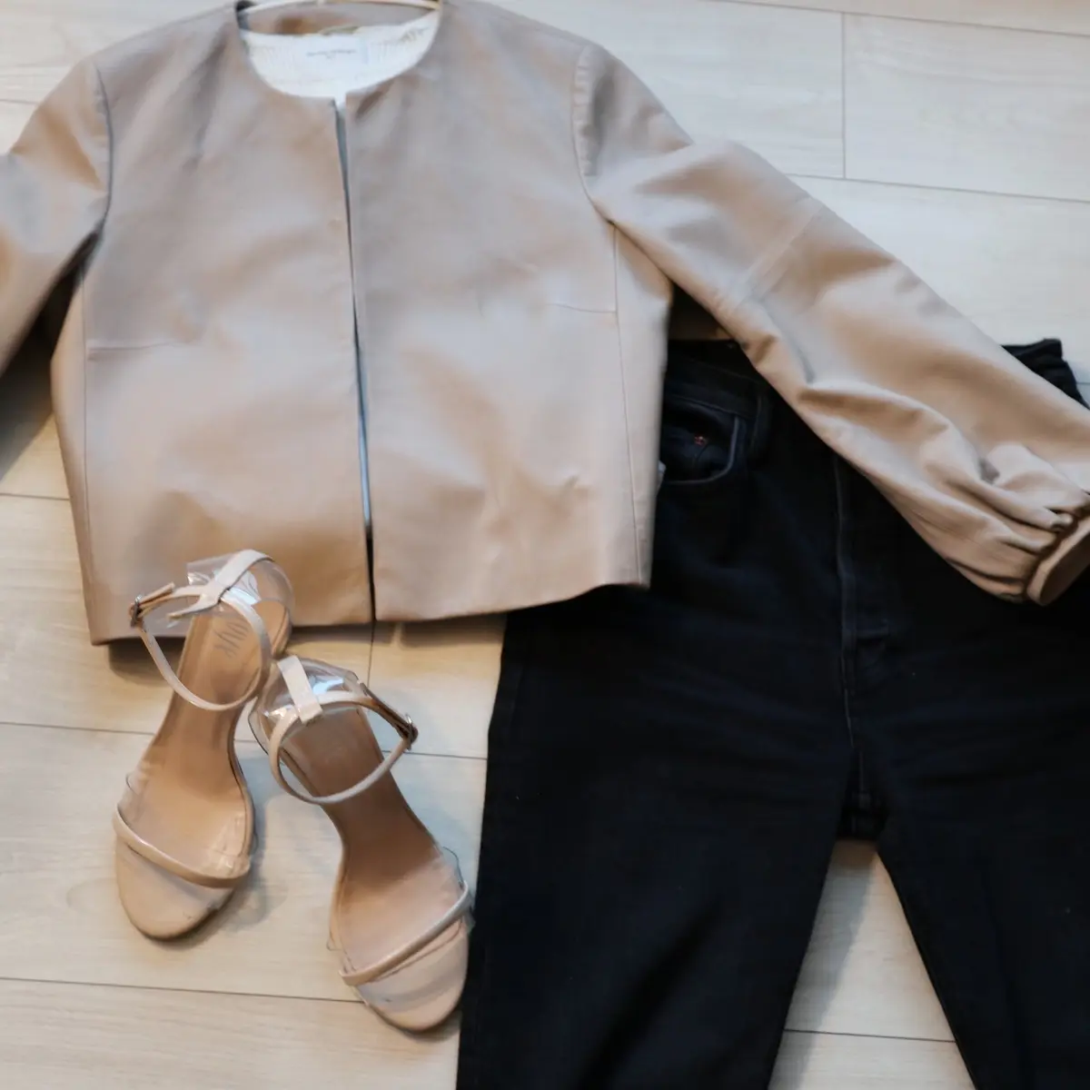 レザージャケット　ベージュ  サンダル　デニム