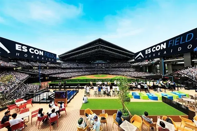 クラフトビール醸造レストラン「そらとしば by よなよなエール」。ルーフトップスペースにあり、青空とフィールドを見渡せる