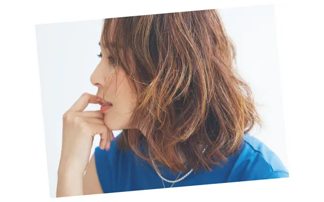 くせ毛のラフな動きとハイライトカラーが好相性【SHIHOのミディアムヘアスタイル】