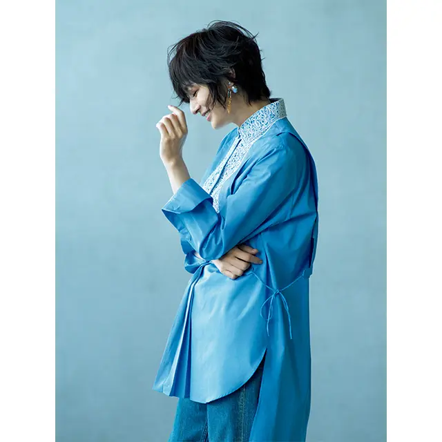 富岡佳子　新たなフェミニンを予感させるレースとブルーの出会い