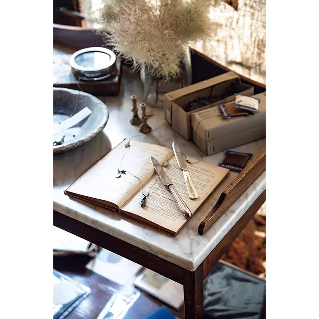 リネンを使ったオリジナルハンカチーフやキッチンクロスは 色も豊富にそろう。