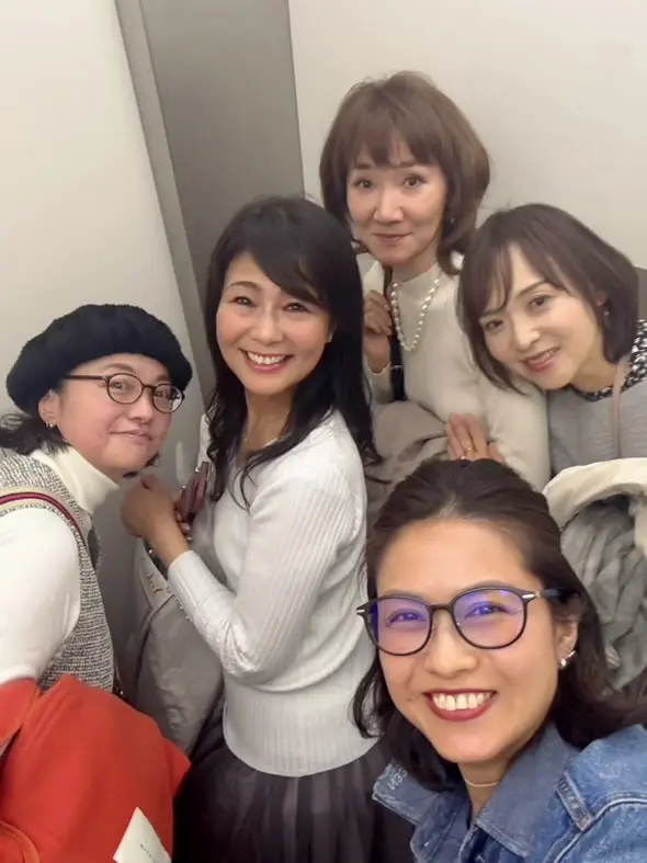 館内、早稲田、早稲田大学、早稲田大学 国際文学館、村上春樹ギャラリー、グレーブーツ、銅版画作家、山本容子、作品展、ツーショット 、ニット、シルバーニット、グレーニット、ラメニット、Knit、m.f.editorial 、スカート、チュールスカート、Skirt、eclat premium 、Jマダム、とも子、さっちゃん、ぶんか、 RU美、CHIKAO