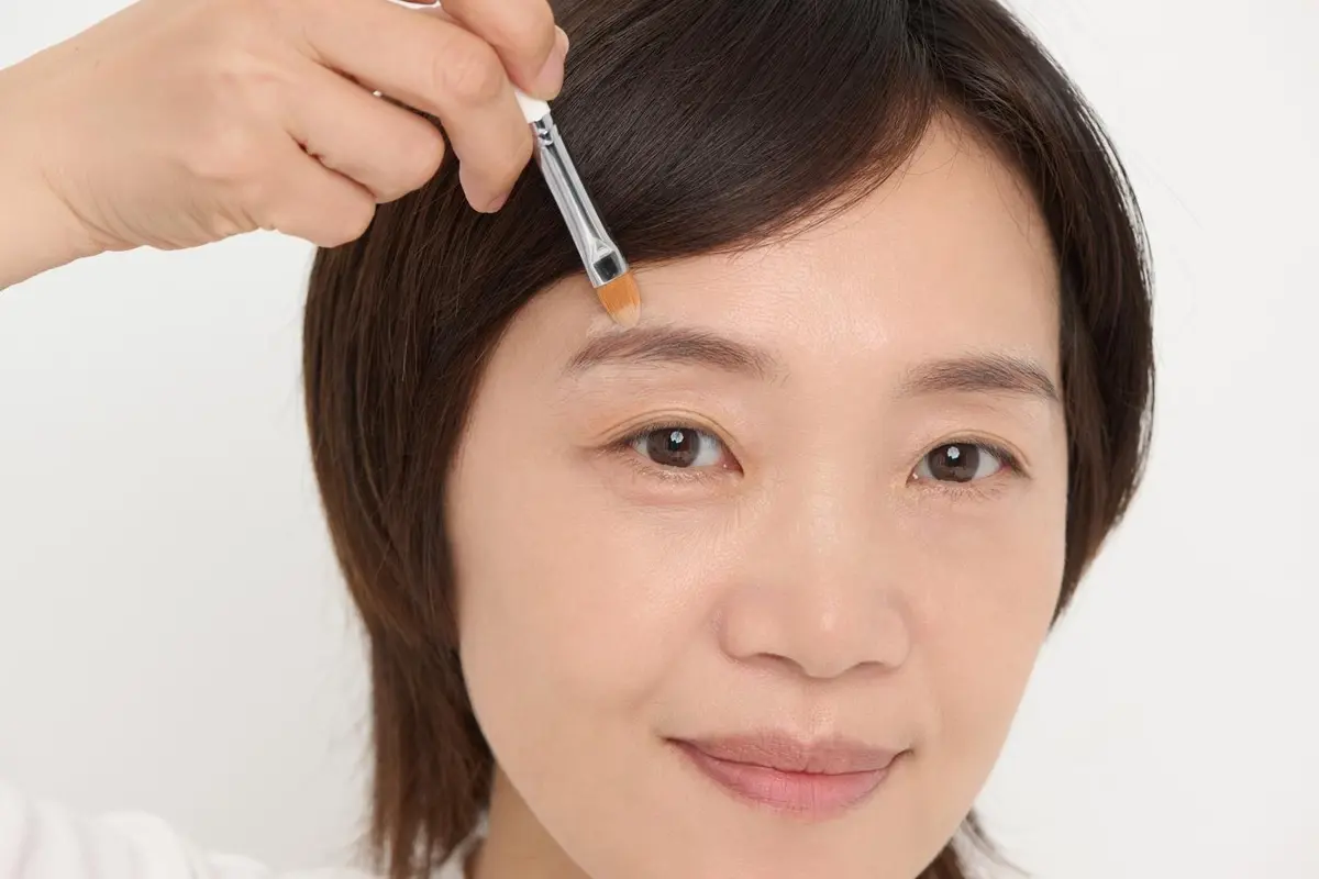 OurAge×Webエクラ コンシーラーで、眉山の上や眉の下側のはみ出たムダ毛を消してみる