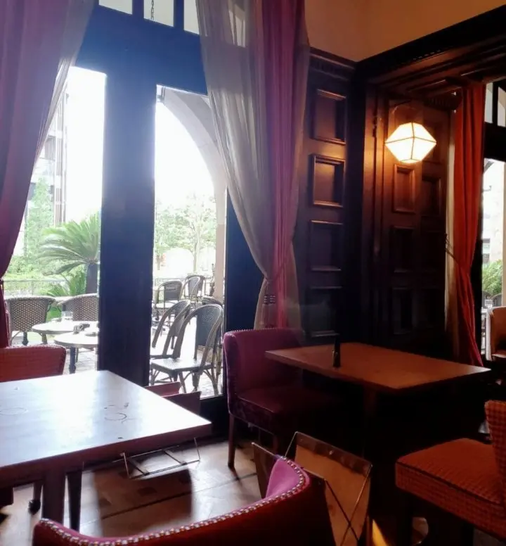 店内からテラスをみて