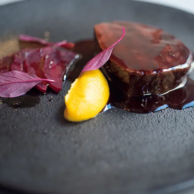 蝦夷鹿のロースト 赤ワインソース。