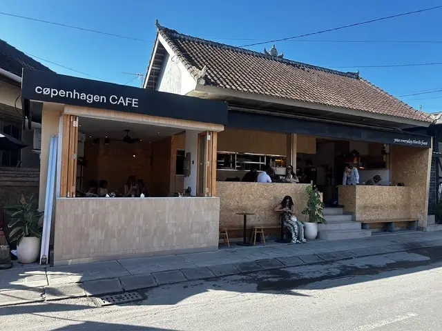 昼間は並ぶほど混んでいます。