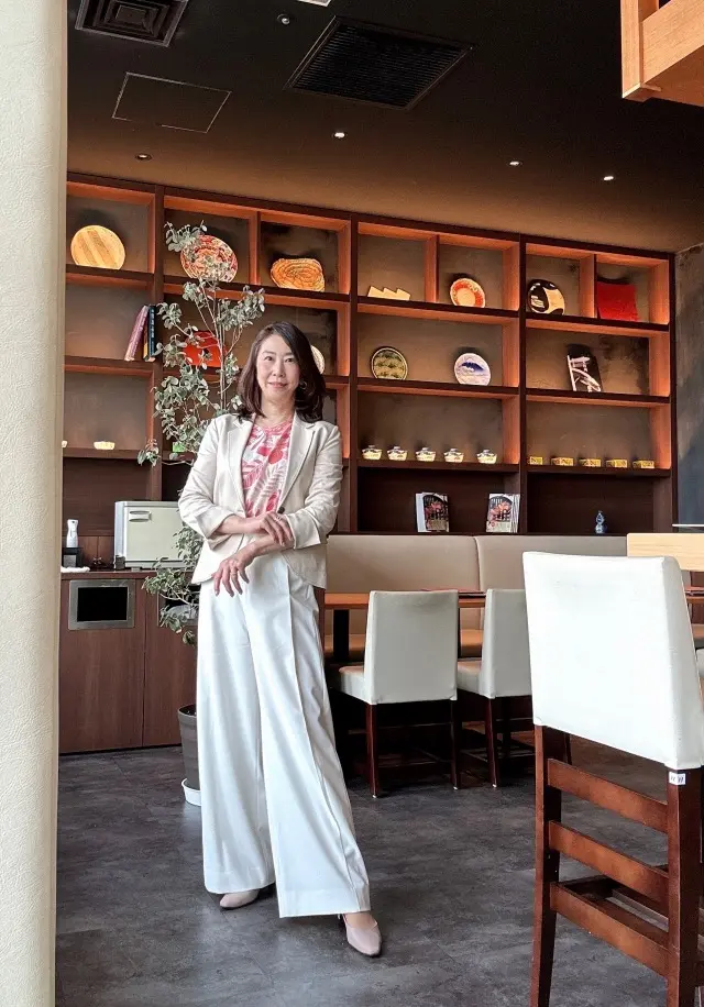 優美なセミワイドホワイトパンツで軽やかにの画像_1