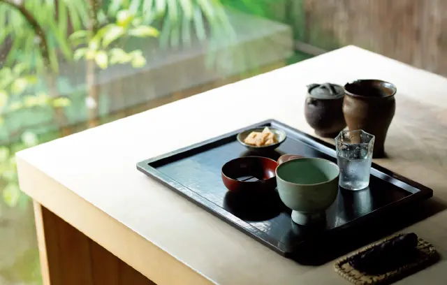 建物の一角に設けた喫茶『冬夏』。無農薬のお茶やカカオ、生菓子を作家の器で楽しめる。￥1,500～ 