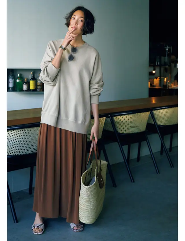 ほど薄スウェットとツヤスカートコーデのLIZA