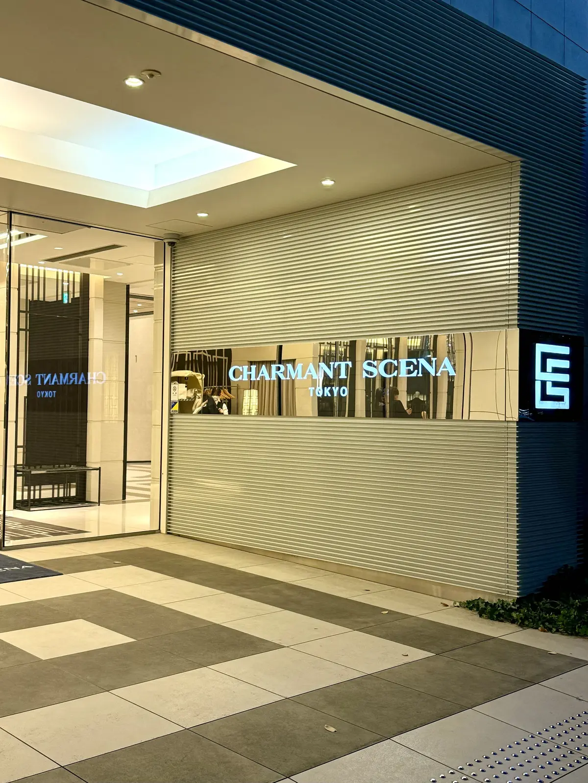 【H&M】白パンツドレスで「ソワレ・ドゥの画像_6