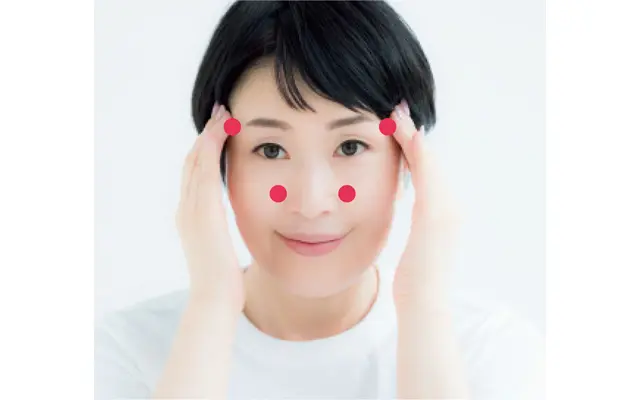 めぐりをスムーズにするツボ、鼻横とこめかみをプッシュ