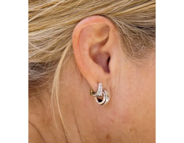 シルバーとダイヤモンドのピアス。小ぶりで控えめなのが好印象