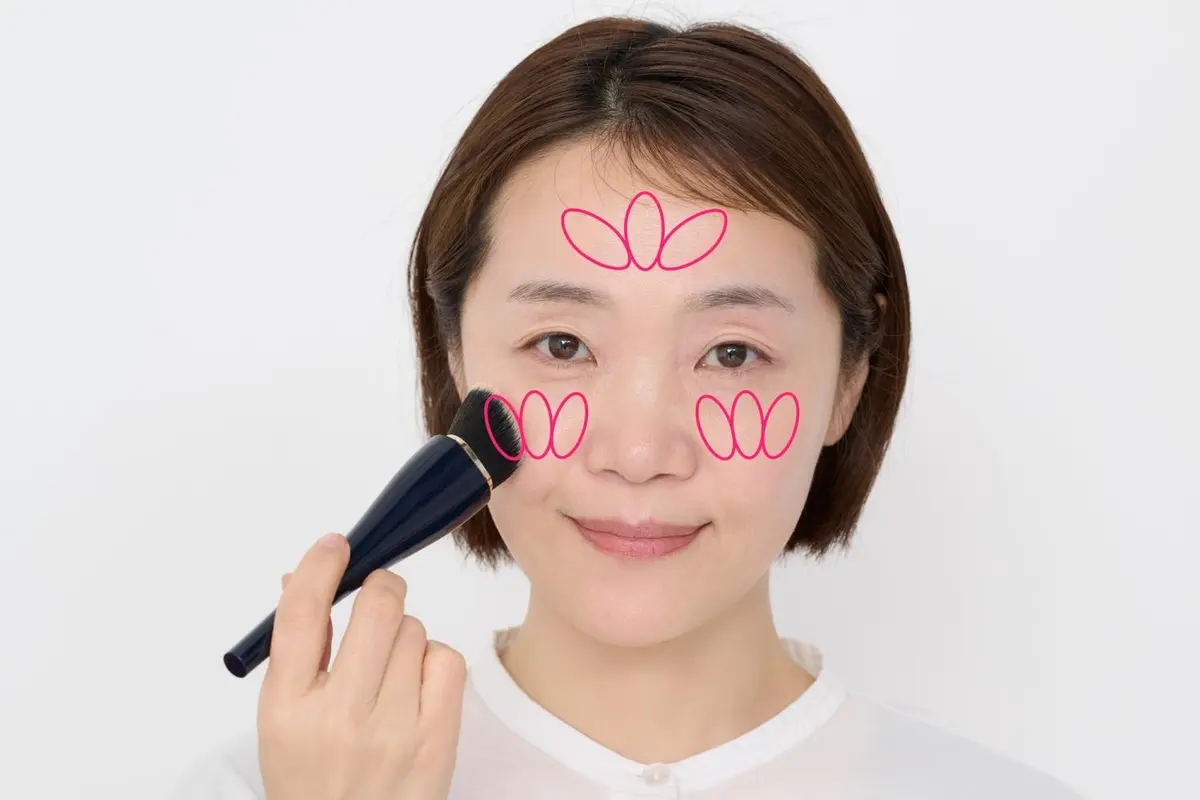 OurAge×Webエクラ ファンデーションの塗り方 カバーしつつ高く見せたい頰と額に、ファンデーションを塗ります。 最初はブラシで「三つ葉形」に置いて