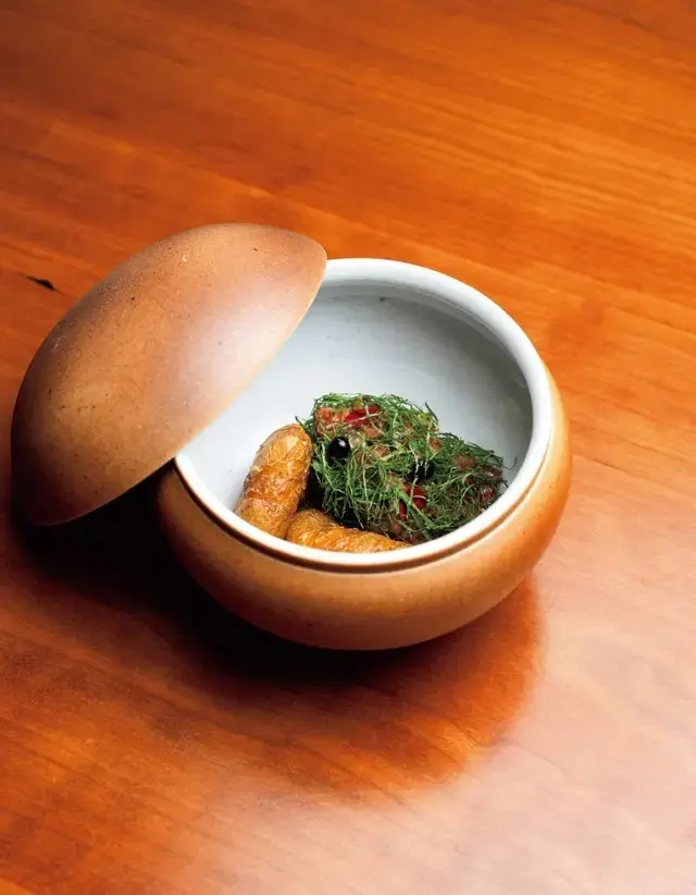 炭火で香りづけしたアイオリソースベースの独創的な「ユッケ」W6,000