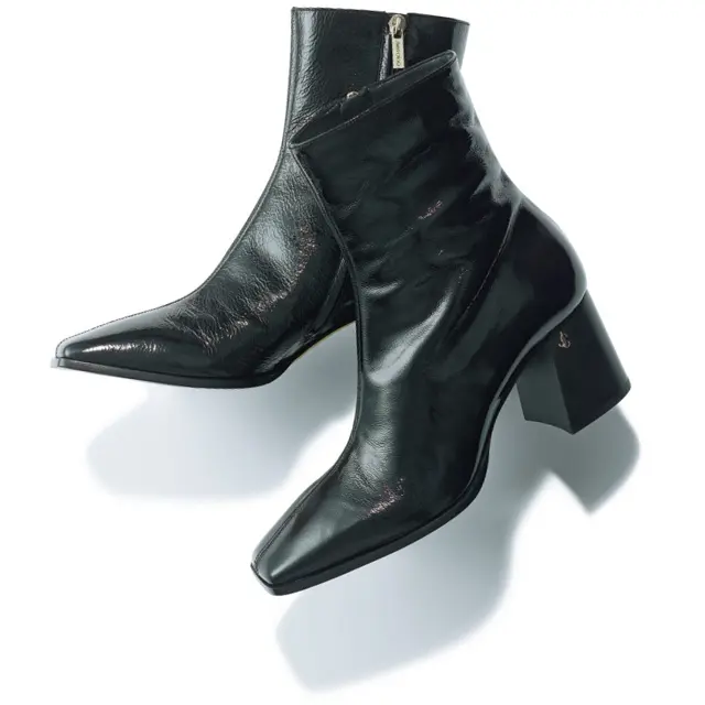 ジミー チュウの黒ショートブーツ