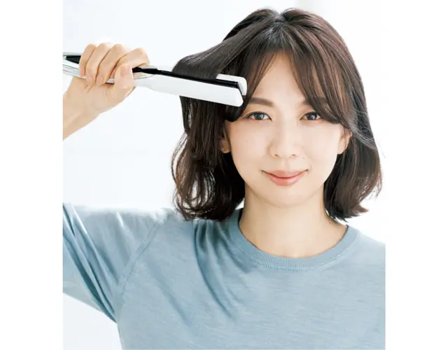 《1》顔まわりの毛束を前向きにはさむ