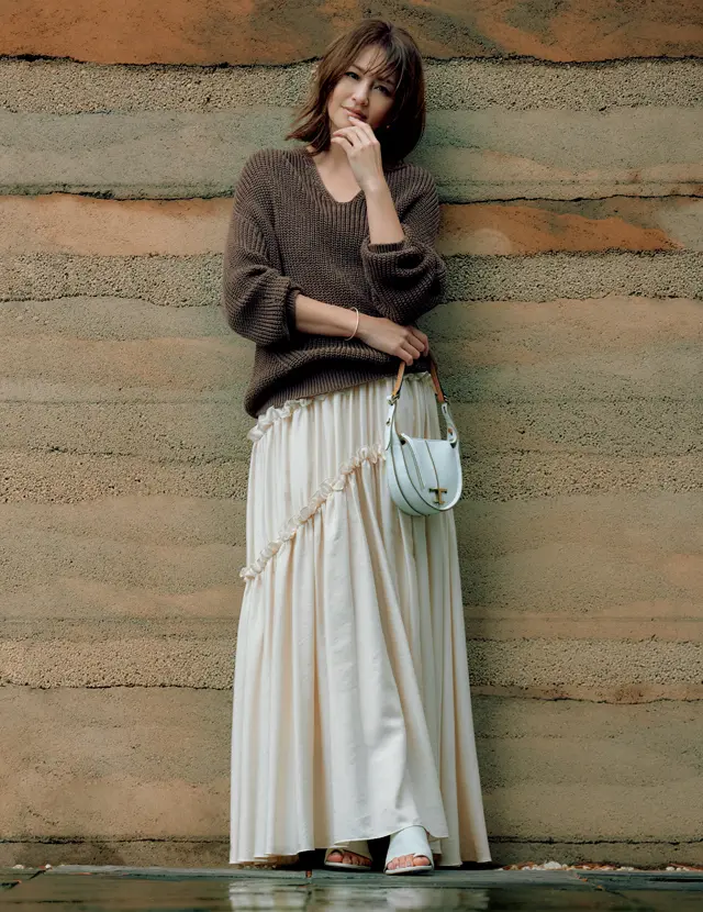 甘めのスカートスタイルがアースカラーで新しい表情に