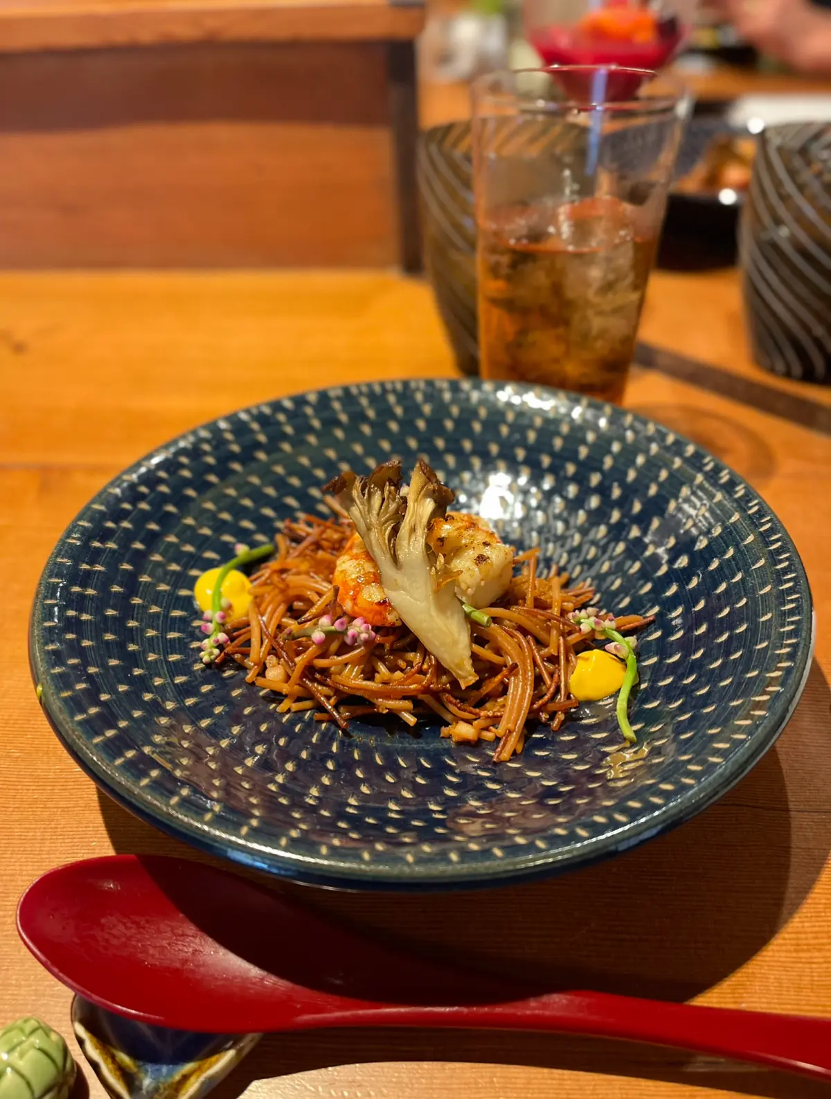 GUシャツをインしたネイビーコーデで鎌倉の画像_9