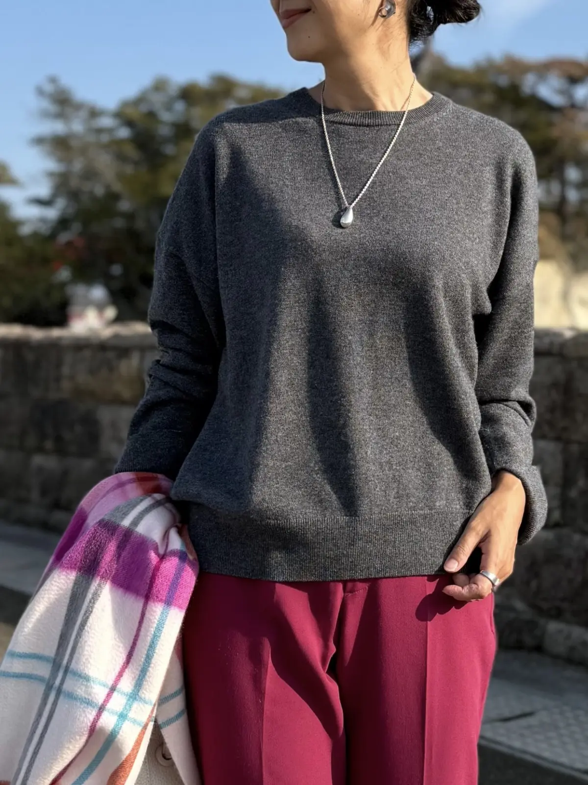 ピンク系チェックストール　グレーニット　ピンクパンツ　ジョシュアエリス　エクラプレミアム　アテニア　50代コーデ　ストールコーデ