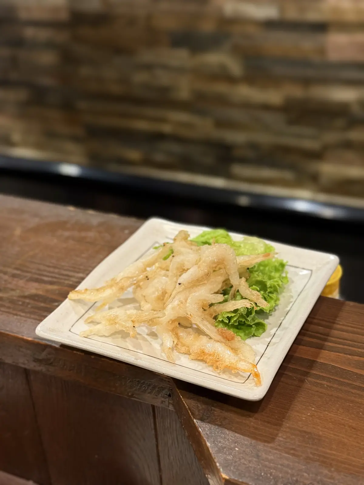 スタンドウオズの白エビの唐揚げー　大阪　天満　立ち飲み屋　スタンディング　スタンディング焼肉　富山　スタンドウオズ　stand uozu  電撃ホルモン　ツギエ