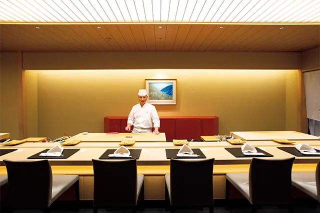 東山魁夷の絵画がさりげなく飾られて。一枚板の檜のカウンターの長さにも驚嘆！