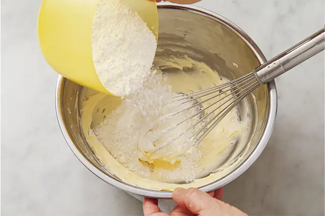 薄力粉の1/3量を加え、泡立て器で見えなくなるまで混ぜ、泡立て器をはずす。