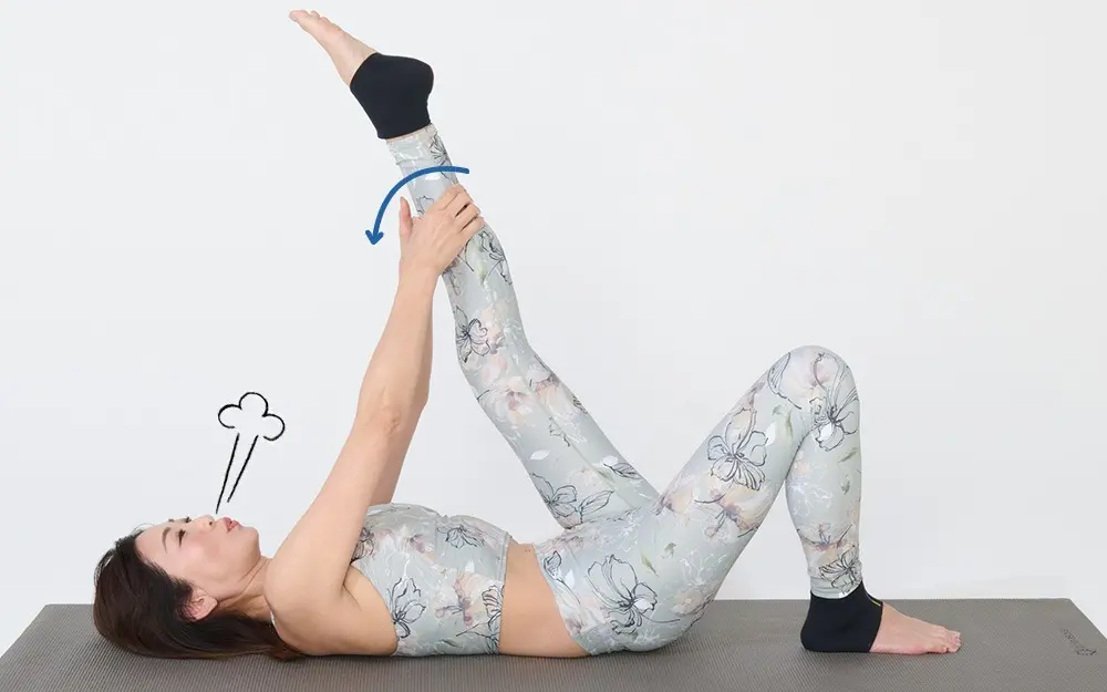 OurAge×Webエクラ　③両手で左脚をつかんで、息を吸って、吐きながら手前に引き寄せて3〜5呼吸。このとき、手と脚で押し合うようにしましょう。次に左右を入れ替えて同様に。左右各1〜2回。