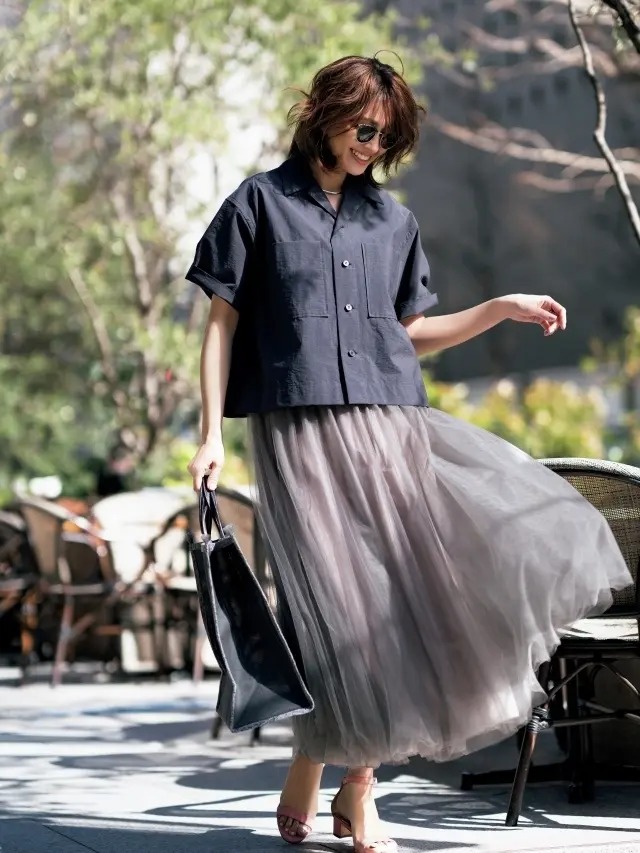 50代のスタイル映えを狙うなら「短め丈トップス」を選んで！