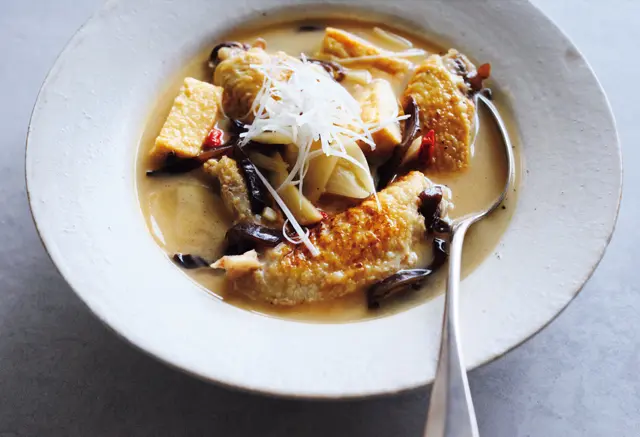 手羽先と厚揚げ、たけのこのビネガースープ