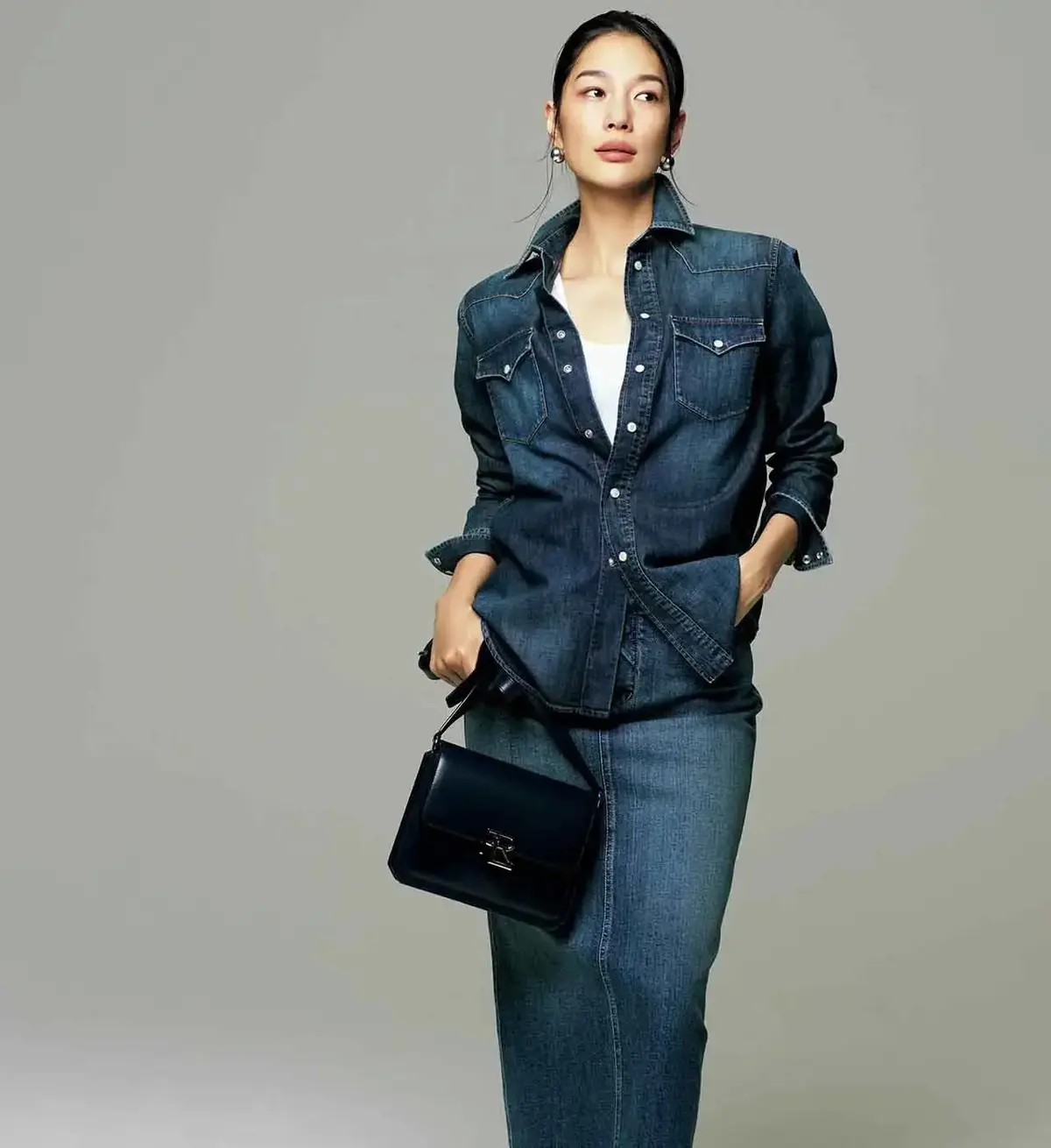 リラックス感とラグジュアリーな雰囲気「50代の上品なカジュアルスタイル」