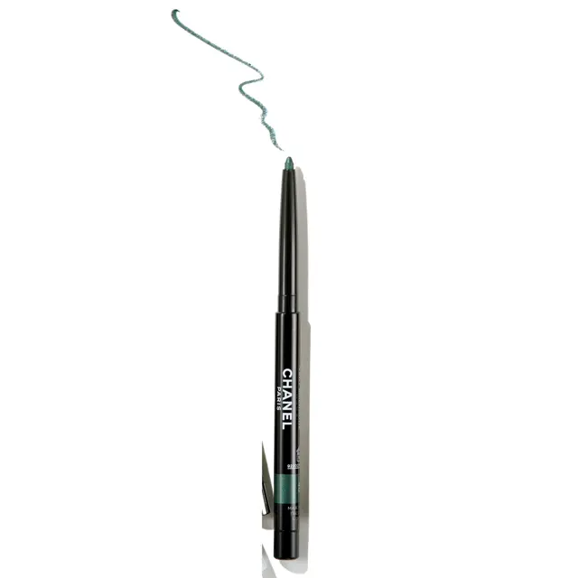 涙や湿気に強く、くずれにくいウォータープルーフタイプ。視線にさりげない華やぎを宿すメタリックカーキ。スティロ ユー ウォータープルーフ N 56 ￥3,960／シャネル