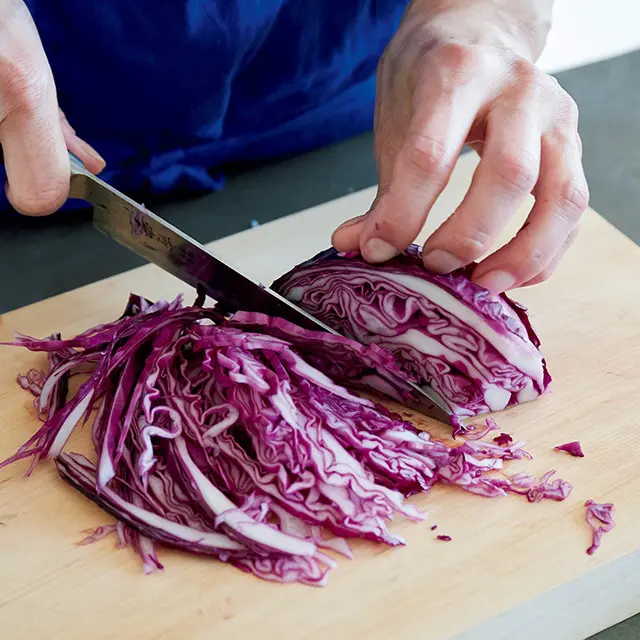 普通より硬い紫キャベツは煮込みにぴったり