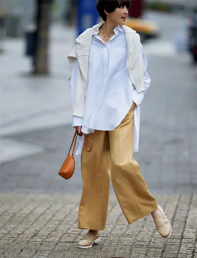 ツヤとベルト使いがパンツスタイルに華を添えて