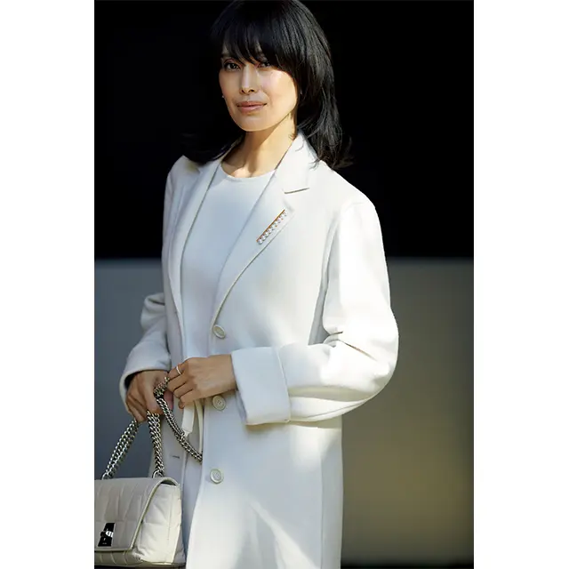 エレガンスの中に シャープさが光る、 モダンなパールブローチ