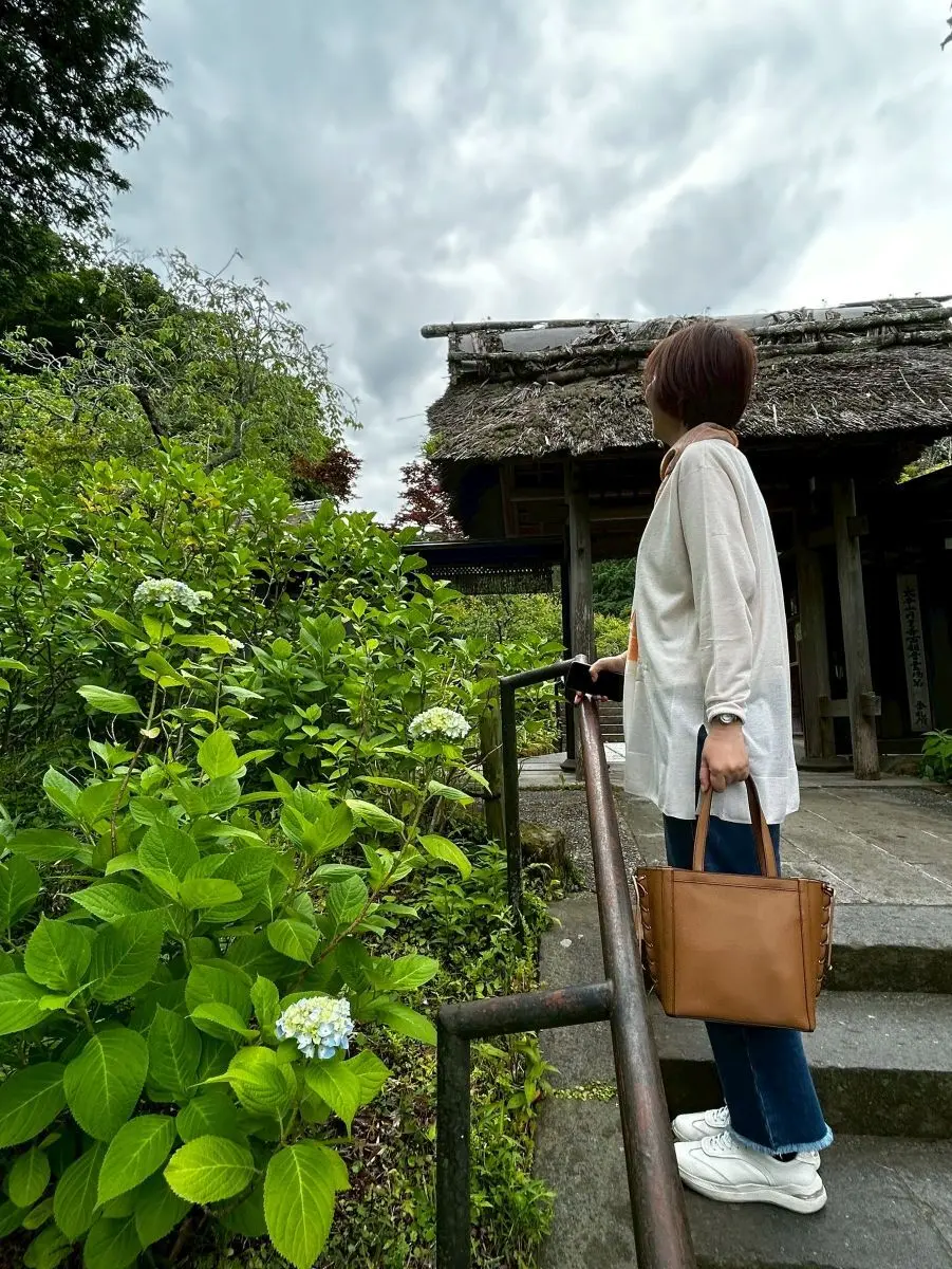 東慶寺山門の前